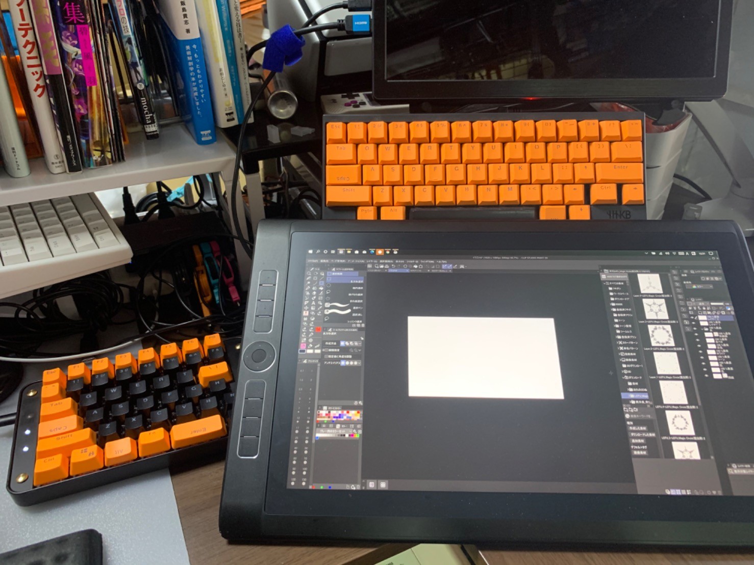 刻田門大 Guru用 と言うわけで左手キーボードとhhkbと液タブの配置見直し Hhkbはタブレットスタンドでこの位置に グルドン