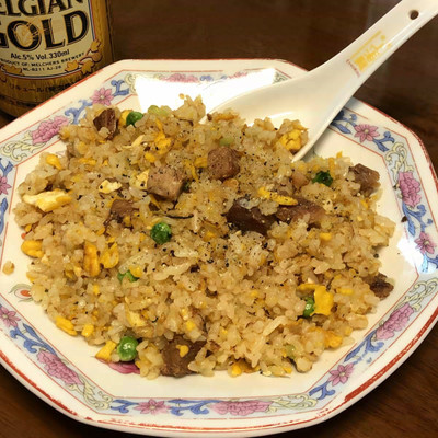 黒コショウを少々して、コストコで買った安ビールうめぇぇ。