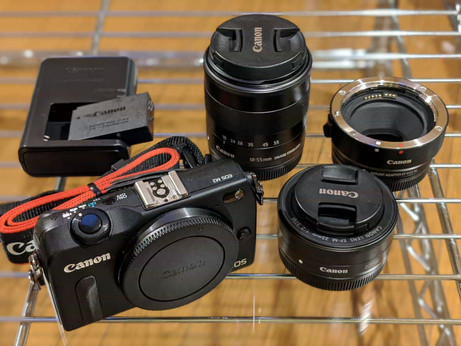 M2本体とキットレンズのズーム 18-55mm、単焦点22mm F2、EF-EOS M、バッテリー、チャージャー、ストラップ。
（Pixel 4aのポートレートモードで撮影し、20%に縮小）