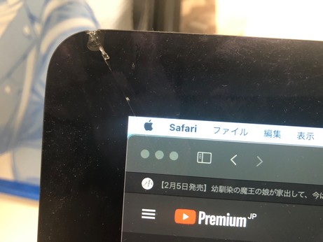 アームに押されて入ったヒビ