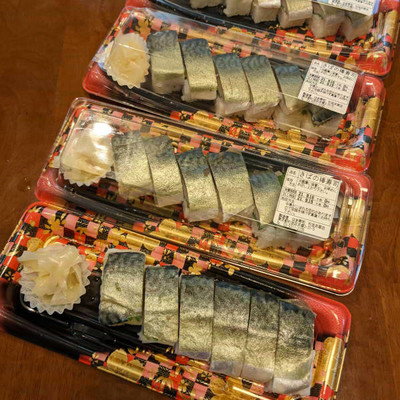 テイクアウトのトレーに6貫、青魚を食わないとね。