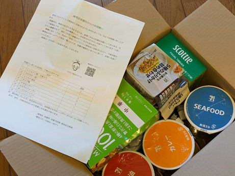 レトルトご飯 3食入り
ふりかけ (袋) 2個
レトルト食品 3個
カップ麺 3個
ビタミンゼリー 3個
ミネラルウォーター 1L
ボックスティッシュ 1箱
トイレットペーパー 1ロール