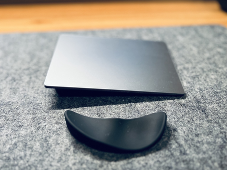 リストレストと斜めになったトラックパッド