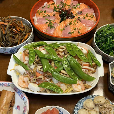 上の鉄火丼ぽいのは自分が、
下のは姪っ子に盛り付けをお願いした結果なので察してくれｗ