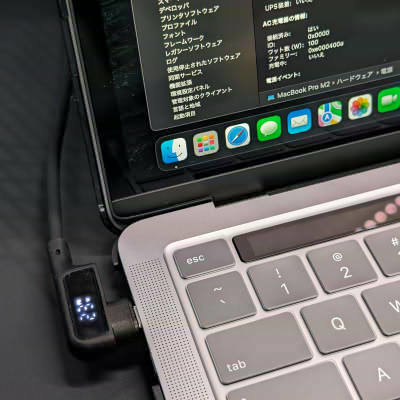 キートップがグレーなのはキーボード保護カバーを載せているからです。